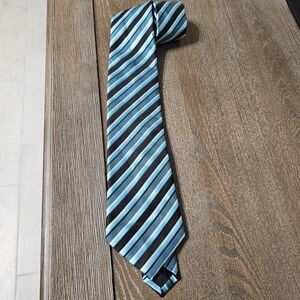 Kissa New York Stripped Men's Tie.‎